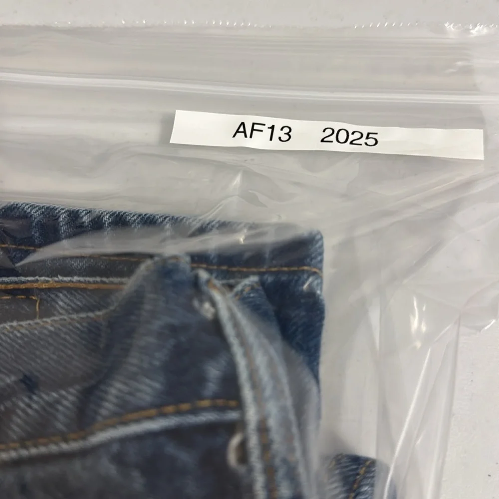 Levi's Y2K Vintage Relax Fit 505 Blue Jeans with Flaw 36X30